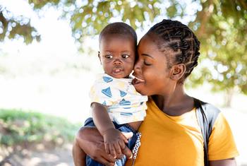 在赞比亚奇帕塔的一家诊所，一位母亲带着她六个月大的婴儿进行健康检查。