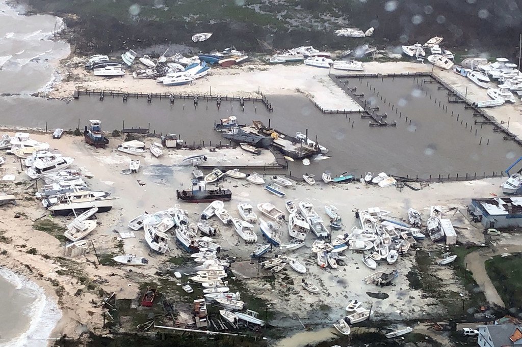 美国海岸警卫队佛罗里达州清水空军基地正为巴哈马因飓风多里安来袭而受灾的地区提供援助。