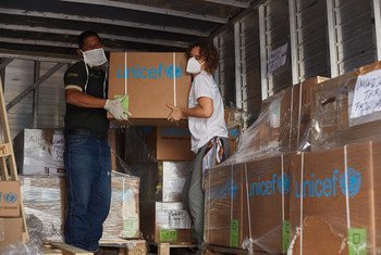 موظفو اليونيسف يفرغون معدات طبية في مستشفى في غرب فنزويلا.