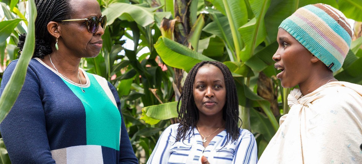 Female farmers in discussion with former Rwandan Minister for Agriculture, Agnes Kalibata (far left).