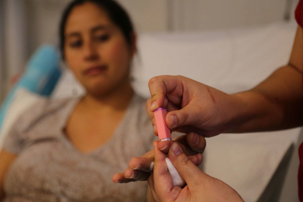 在智利圣地亚哥的一家医院中，一名孕妇通过血糖测试检测血液中的葡萄糖水平。