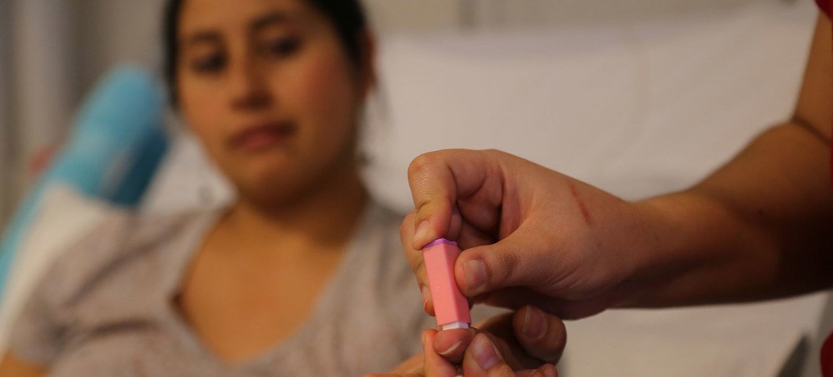 在智利圣地亚哥的一家医院中，一名孕妇通过血糖测试检测血液中的葡萄糖水平。