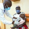 طفل في عامه الأول يعاني من الملاريا يحصل على فحوصات طبية في إحدى العيادات الطبية بشمال أوغندا.