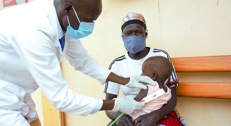 طفل في عامه الأول يعاني من الملاريا يحصل على فحوصات طبية في إحدى العيادات الطبية بشمال أوغندا.