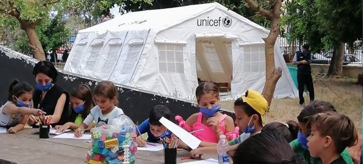 يقدم شركاء حماية الطفل في منظمة اليونيسف الدعم النفسي والاجتماعي للمساعدة في تلبية الاحتياجات العاطفية والاجتماعية للأطفال ومقدمي الرعاية، نتيجة للانفجار الذي وقع في بيروت.