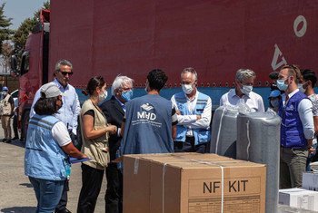 На границе между Турцией и Сирией Координатор гуманитарной помощи ООН Мартин Гриффитс посетил центр поставок гуманитарных грузов, где ознакомился с трансграничными операциями ООН