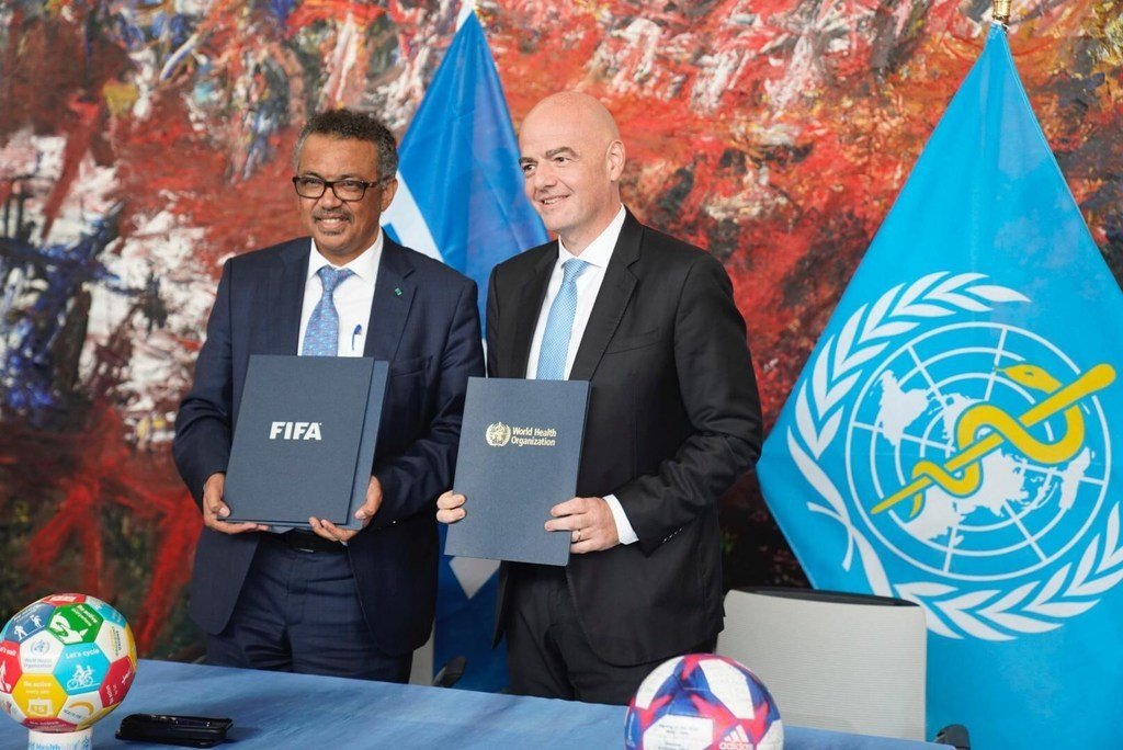Le Directeur général de l'OMS, Dr Tedros Adhanom Ghebreyesus, et le Président de la FIFA, Gianni Infantino, signent un accord au siège de l'OMS à Genève.