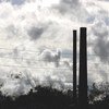 कैनेडा के टोरंटो में एक फ़ैक्टरी परिसर में चिमनियों से निकलता धुआँ. (फ़ाइल)