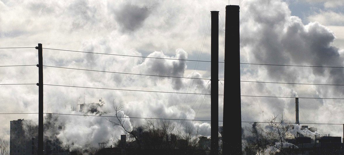 कैनेडा के टोरंटो में एक फ़ैक्टरी परिसर में चिमनियों से निकलता धुआँ. (फ़ाइल)