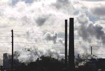 Emisiones de una fábrica en Toronto, Canadá.