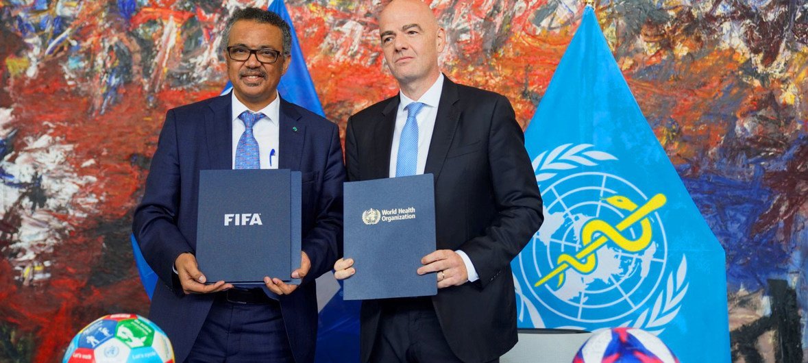 世卫组织总干事谭德塞与国际足联主席詹尼·因凡蒂诺签署了一项为期四年的合作协议，通过足球促进健康的生活方式。 