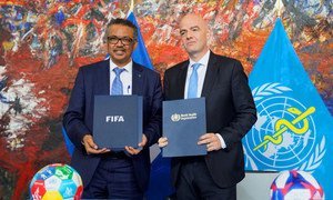 世卫组织总干事谭德塞与国际足联主席詹尼·因凡蒂诺签署了一项为期四年的合作协议，通过足球促进健康的生活方式。 