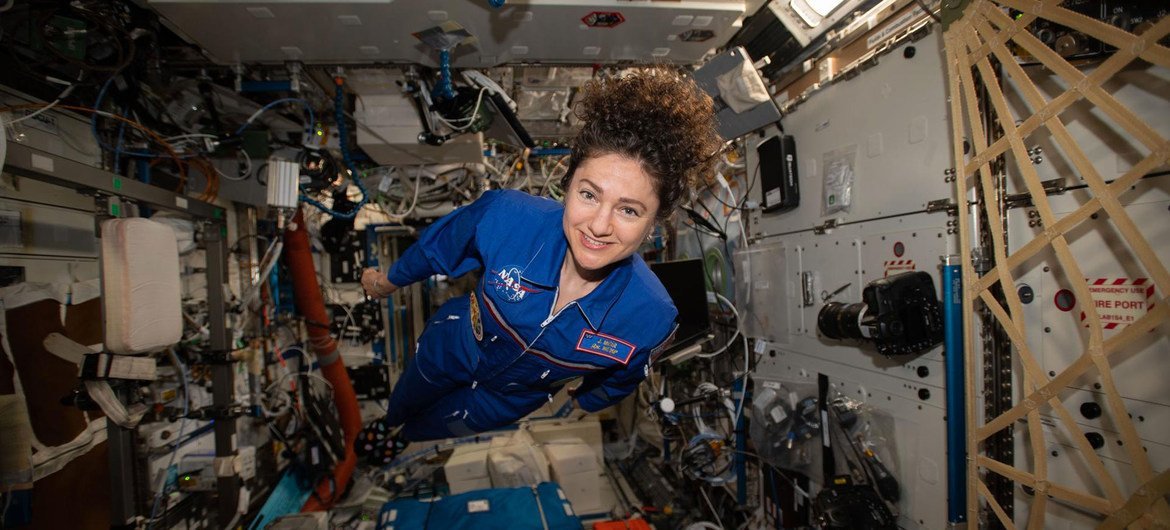 अमेरिकी अन्तरिक्ष एजेंसी NASA की एस्ट्रोनॉट और फ़्लाइट इंजीनियर जैसिका मायर, अन्तरराष्ट्रीय स्पेस स्टेशन में विचरण करते हुए. 