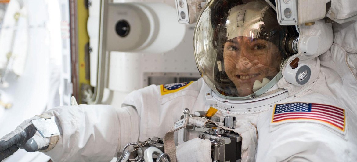 L'astronaute de la NASA Christina Koch entame une sortie dans l'espace de sept heures et une minute pour mettre à niveau les grandes batteries nickel-hydrogène de la station.