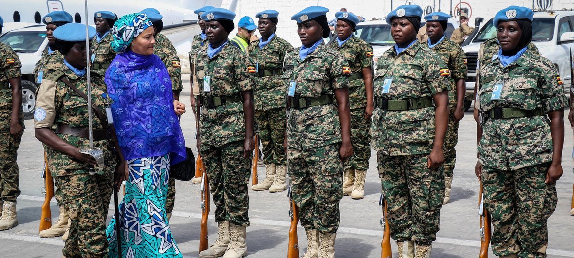 أمينة محمد ، نائبة الأمين العام للأمم المتحدة في مقديشو مع حفظة سلام من بعثة الأمم المتحدة للمساعدة في الصومال (23 أكتوبر/ تشرين الأول 2019)
