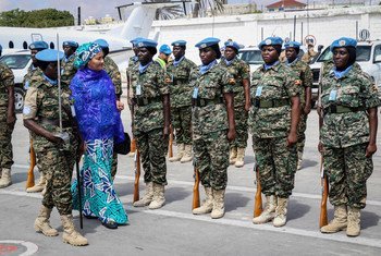 La Vice-Secrétaire générale de l'ONU, Amina Mohammed, à Mogadiscio, en compagnie de Casques bleus féminins de la Mission d'assistance des Nations Unies en Somalie (UNSOM) (23 octobre 2019).