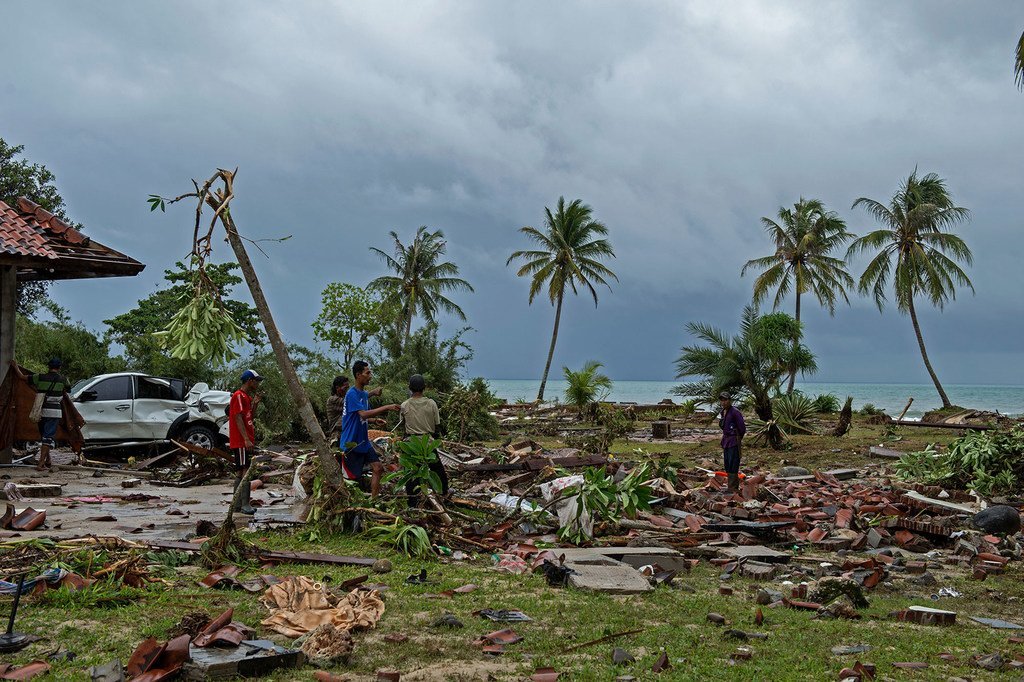 2018年12月24日，印度尼西亚居民在瓦砾中搜寻，以挽救其在海啸中受损的所有财产。他们还试图找到海啸袭击以来失踪的家人。