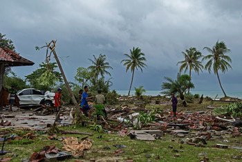 Supervivientes de un tsunami en Indonesia buscando entre los escombros a famliares desaparecidos y sus posesiones. 24 de diciembre de 2018.