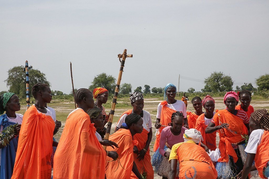 نساء من جنوب السودان يرقصن خلال زيارة لرئيس بعثة الأمم المتحدة في جنوب السودان ديفيد شيرر إلى ولاية الوحدة.