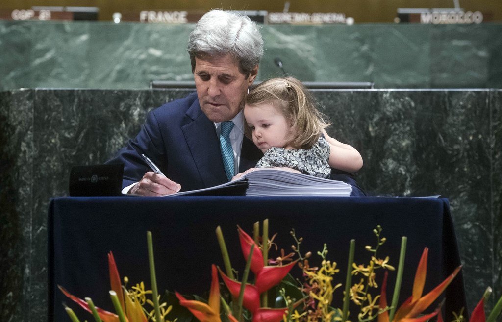 2016年4月，时任美国国务卿约翰·克里带着孙女一同来到纽约联合国总部签署《巴黎协定》。