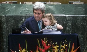 صورة من الأرشيف: المبعوث الأميركي الخاص لشؤون المناخ، جون كيري، يوقع اتفاق باريس في عام 2016، ومعه حفيدته.