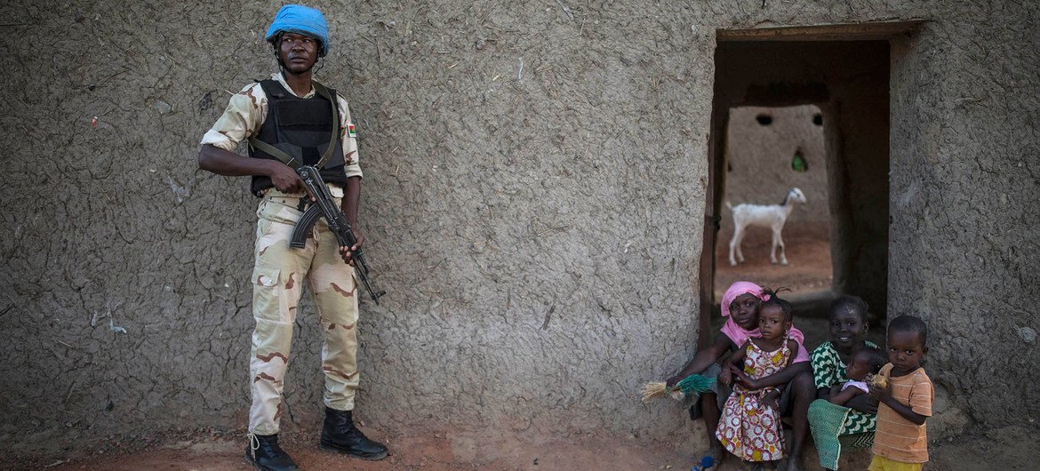 جندي حفظ سلام يعمل مع بعثة الأمم المتحدة المتكاملة المتعددة الأبعاد لتحقيق الاستقرار في مالي (مينوسما) يقوم بدوريات في منطقة غاو