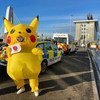 Un militant habillé en Pikachu manifeste à l'extérieur du site où se déroule la COP26, à Glasgow.