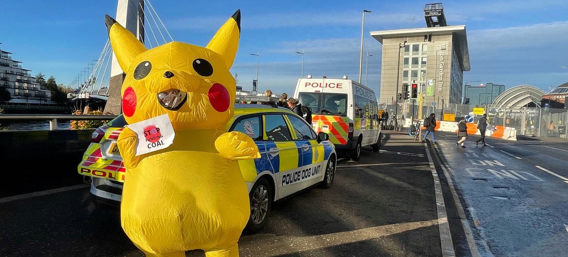 Un militant habillé en Pikachu manifeste à l'extérieur du site où se déroule la COP26, à Glasgow.