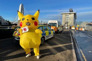 Un activista vestido de Pikachu se manifiesta a las puertas del recinto de la COP26, la Conferencia sobre el clima de la ONU, que se celebra en Glasgow (Escocia).