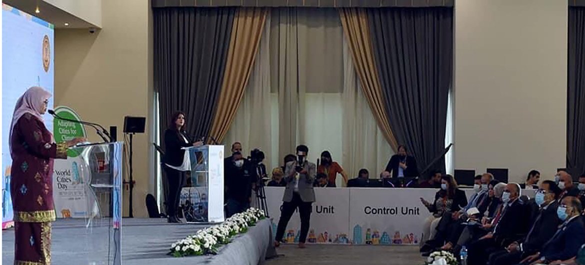 السيدة ميمونة الشريف ، مديرة برنامج الأمم المتحدة للمستوطنات البشرية في مصر ، تقرأ كلمتها أثناء الاحتفال باليوم العالمي للمدن.