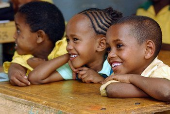 埃塞俄比亚哈勒尔的小学生正在上课。