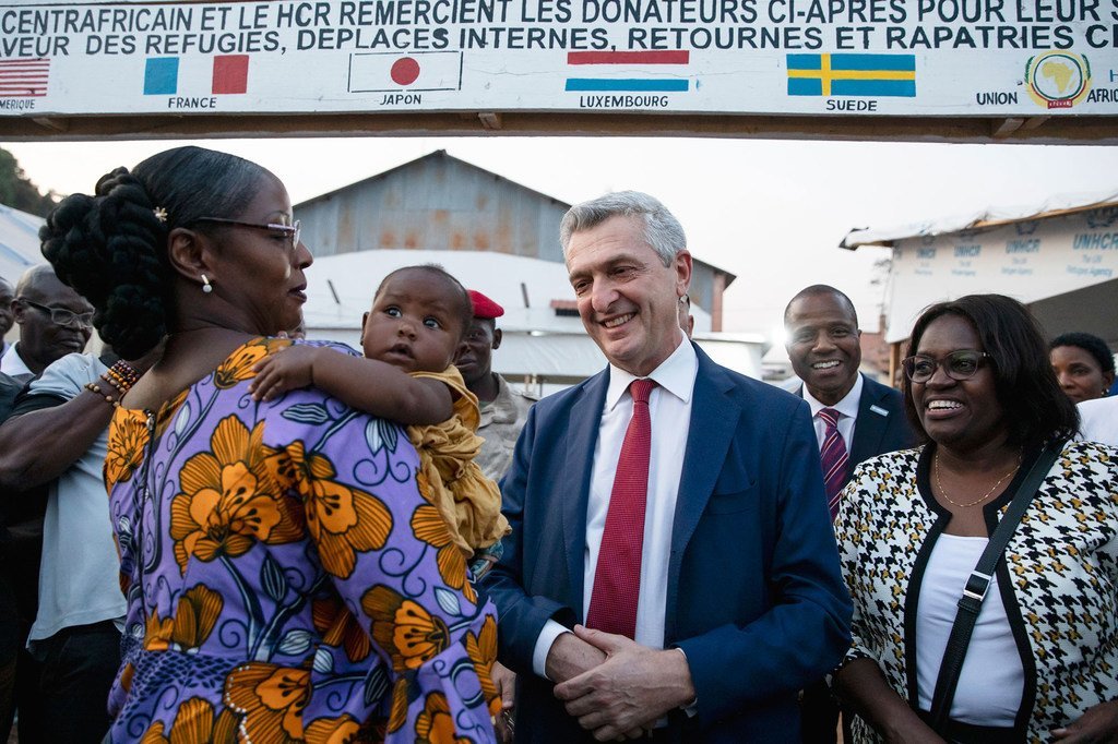 Le Haut-Commissaire des Nations Unies pour les réfugiés, Filippo Grandi, rencontre une rapatriée de retour en République centrafricaine.