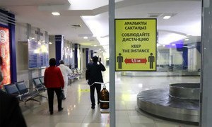 В международных аэропортах Кыргызстана установлены таблички с просьбой соблюдать меры предосторожности, чтобы не допустить распространения COVID-19. 