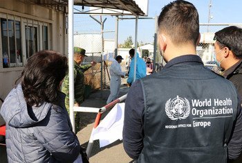 Граница между Кыргызстаном и Узбекистаном, пограничный переход Достук. Специалисты ВОЗ помогают предотвратить распространение COVID-19.