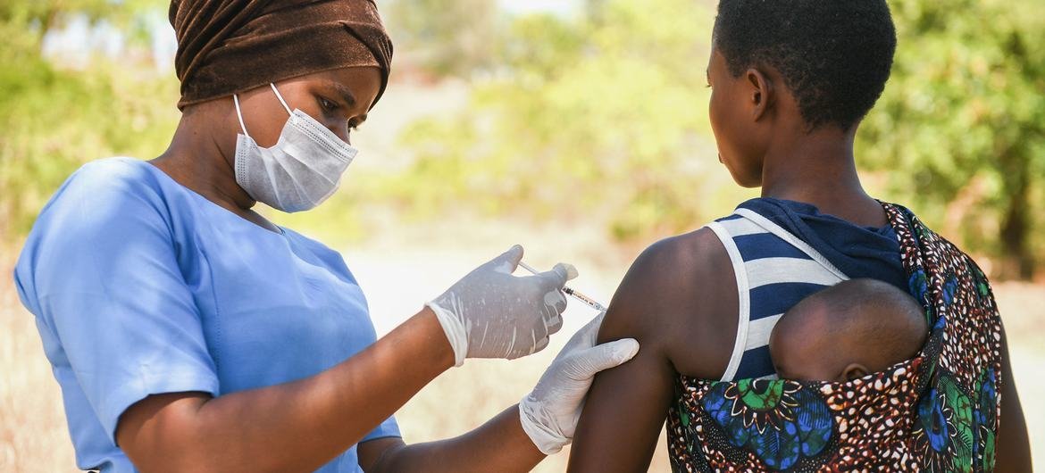 在马拉维的卡桑戈区，一名妇女正在接种疫苗。