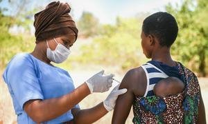 Una mujer recibe la vacuna contra el COVID-19 en el distrito de Kasungo, en Malawi.