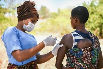 मलावी में एक महिला को, कोरोनावायरस से बचाने वाली वैक्सीन का टीका लगवाते हुए.