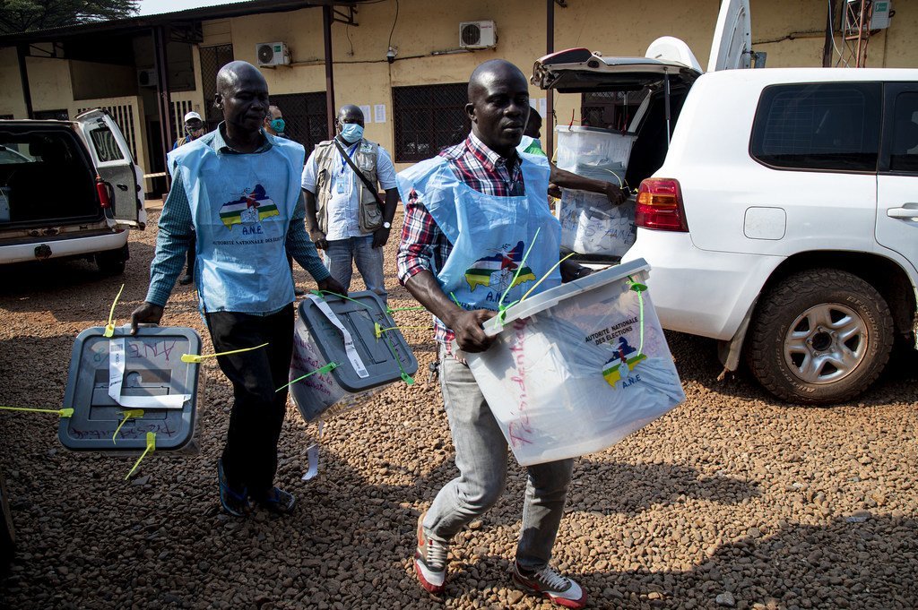 Des agents électoraux portent des urnes lors des élections présidentielles du 27 décembre 2020 en République centrafricaine.