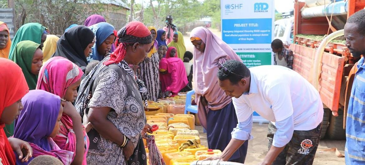 索马里的NGO组织在国家集合基金的资助下向居民供水