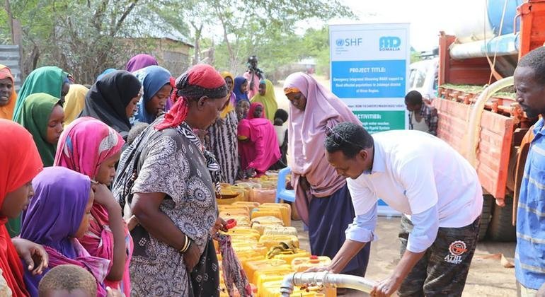 توزيع المياه بمساعدة منظمة AADSOM وتمويل من صندوق الصومال الإنساني.