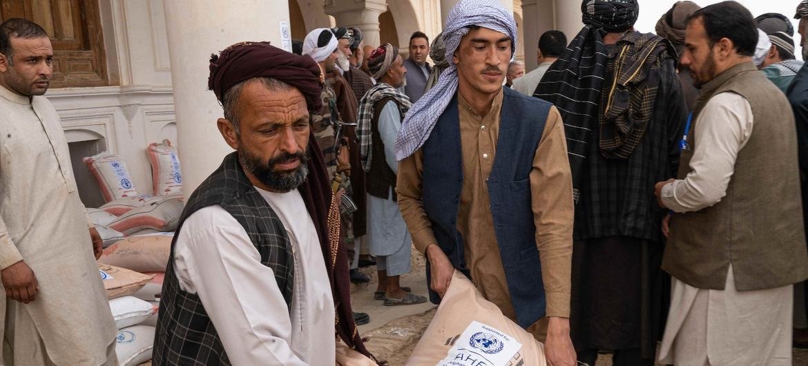 阿富汗居民领取由国家集合基金提供的粮食援助
