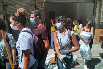 متطوعون شباب يساعدون في تنظيف المدينة من الأنقاض في مار ميخائيل، إحدى المناطق الأكثر تضررا بسبب الانفجار.