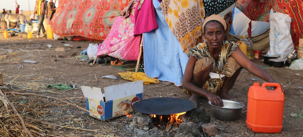 عبر عشرات الآلاف من اللاجئين الحدود من إثيوبيا إلى السودان هربا من الصراع في منطقة تيغراي الإثيوبية.