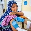 Jovem recebe primeira dose da vacina contra o HPV na Mauritânia. 