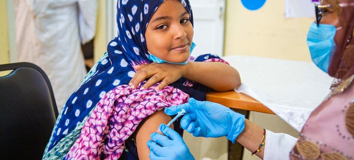 Una adolescente es vacunada contra el virus del papiloma humano en Mauritania.