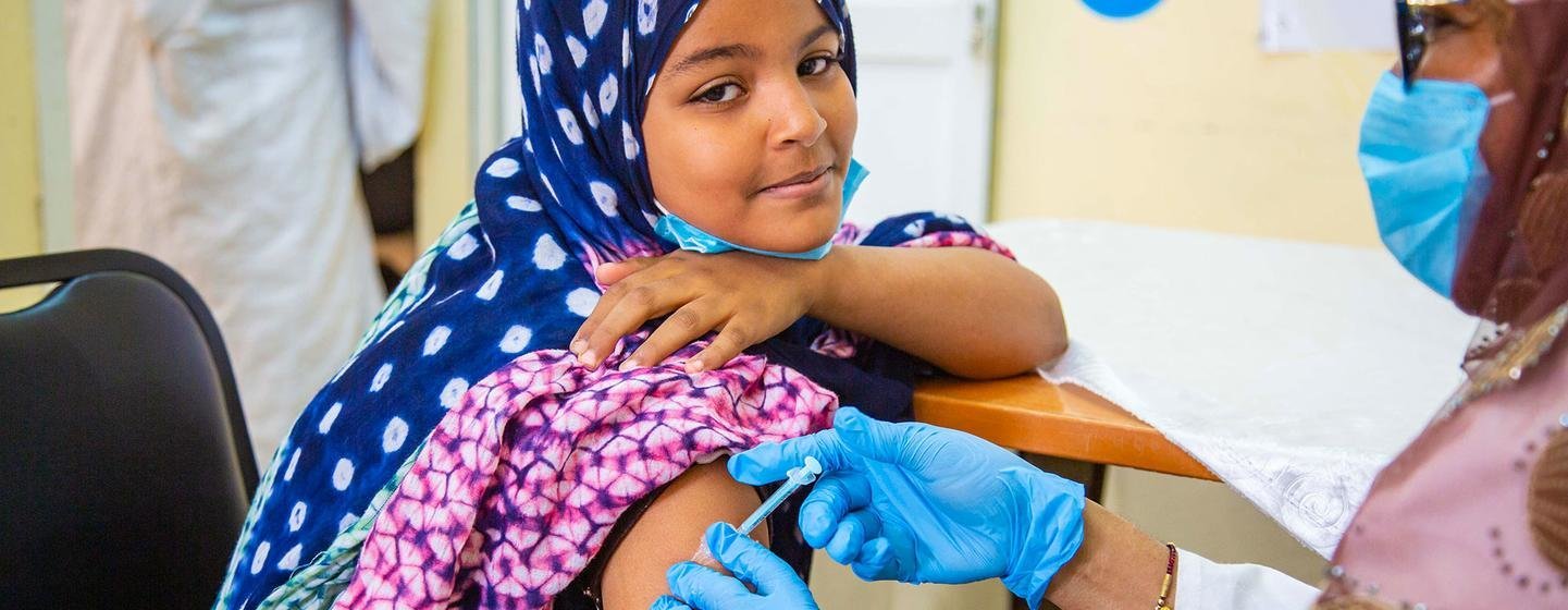 Une jeune fille reçoit l'une des premières doses du vaccin contre le virus du papillome humain (VPH) en Mauritanie.