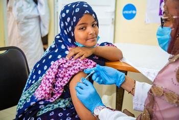 在毛里塔尼亚，一名年轻女孩接种了第一剂人乳头瘤病毒 (HPV) 疫苗。
