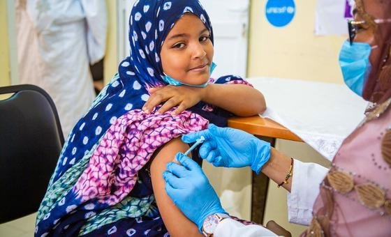 Una adolescente es vacunada contra el virus del papiloma humano en Mauritania.