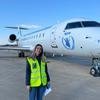رشا، وهي شابة سورية تعمل كمساعدة طيران في خدمة الأمم المتحدة للخدمات الجوية الإنسانية 