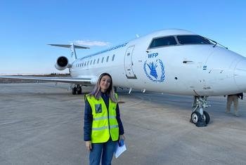 رشا، وهي شابة سورية تعمل كمساعدة طيران في خدمة الأمم المتحدة للخدمات الجوية الإنسانية 